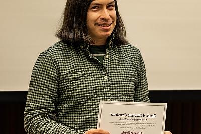 费尔南多Zavala拿着一年级学生奖, 由Meg Baronian教授颁发给费尔南多Zavala.