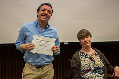 学生多米尼克Limaldi拿着一年级学生奖, 站在凯蒂·罗克莫尔教授旁边.