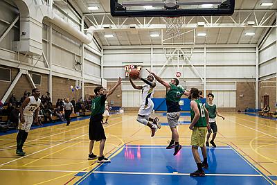 地标大学的学生在点击中心打篮球