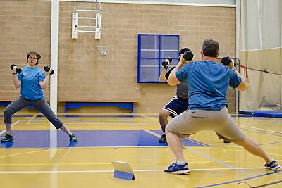 地标大学学生在健身课上举重